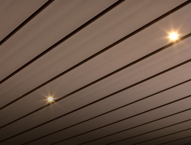 PERGOLA BIOCLIMATICA A LAMELLE ORIENTABILI ADDOSSATA VISION PRATIC